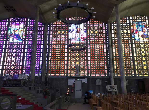 Витражи, созданные Маргаритой Хюре стали эффектным украшением всего внутреннего пространства. | Фото: en.wikipedia.org.