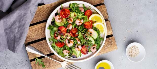 Салат с креветками и рукколой. \ Фото: atlasfoods.ro.