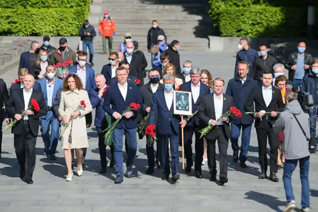 «Президент с крайне слабой командой»: как Зеленский и его партия утрачивают популярность на Украине