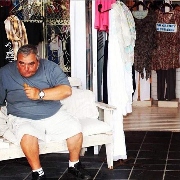 Мужчины на шопинге: фото со всего мира о том, что поход по магазинам — боль и ад