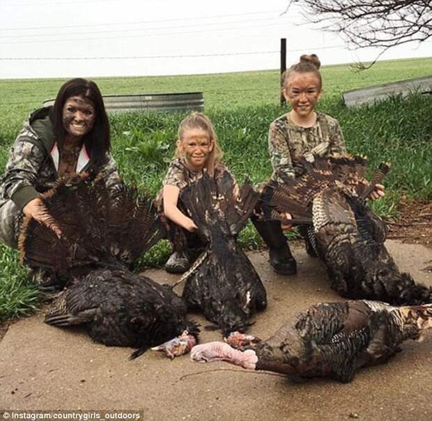 Три молодых девушки позируют после охоты на индеек в Небраске дети, женщины, животные, охота