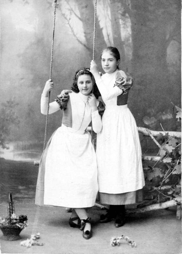 Школьную форму девочки носили как во время учебы так и в повседневной жизни.