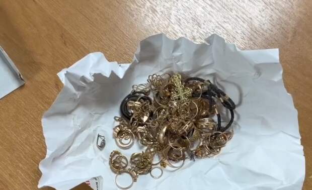 В Астрахани курьер, нанятый мошенниками, вернул похищенное золото на 2,3 млн рублей