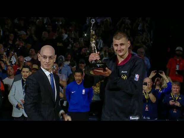 Никола Йокич получил из рук Адама Сильвера награду MVP сезона