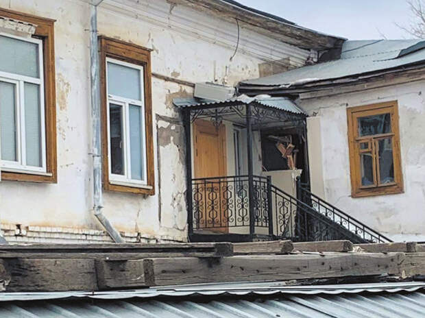 Мемориалы Гагарина в Оренбурге превратились в приют для бомжей