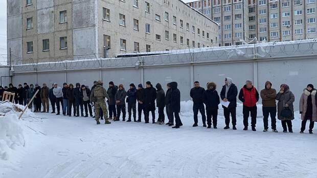 Граждане плиточники, бетонщики, кровельщики, кто тут работает нелегально? Фото: УМВД Сургута