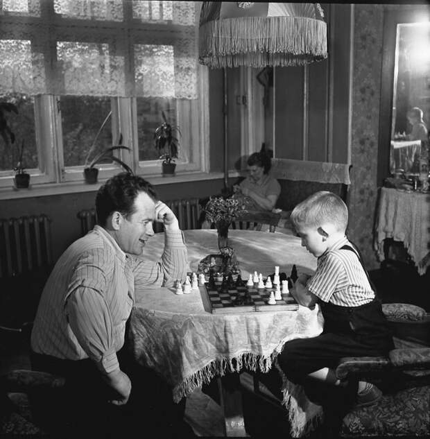 Отец с сыном играют в шахматы. Фото Евгения Халдея, 1954 г.