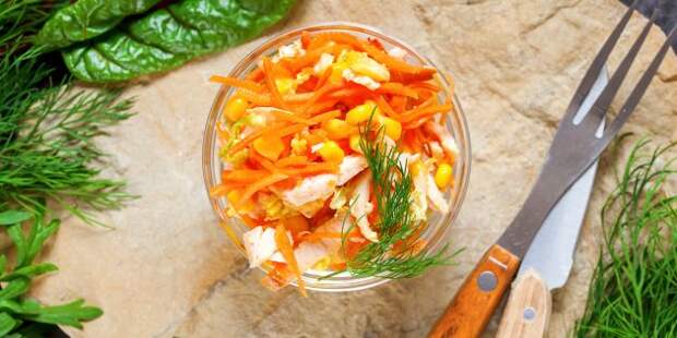 Салат с курицей, корейской морковью и кукурузой