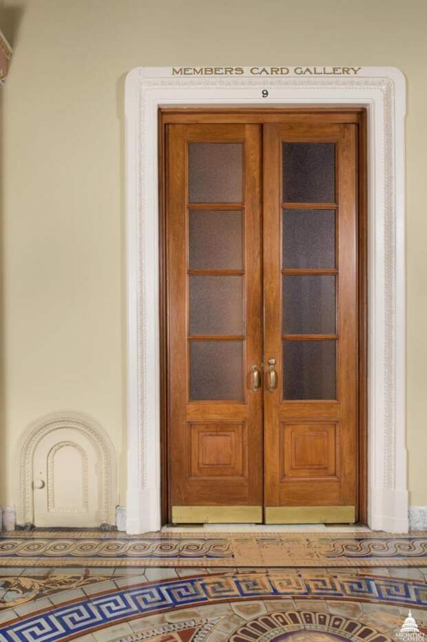 В Капитолии стараются, чтобы гости не замечали маленькие дверцы повсюду, а они важны