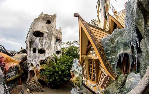 Этот неординарный отельный комплекс навевает страх и ужас на местных жителей (Crazy House, Вьетнам).