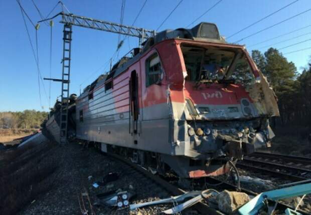 На ст Ледянная в Амурской области произошла железнодорожная авария.Поезд столкнулся с грузовиком,есть жертвы,пути повреждены
