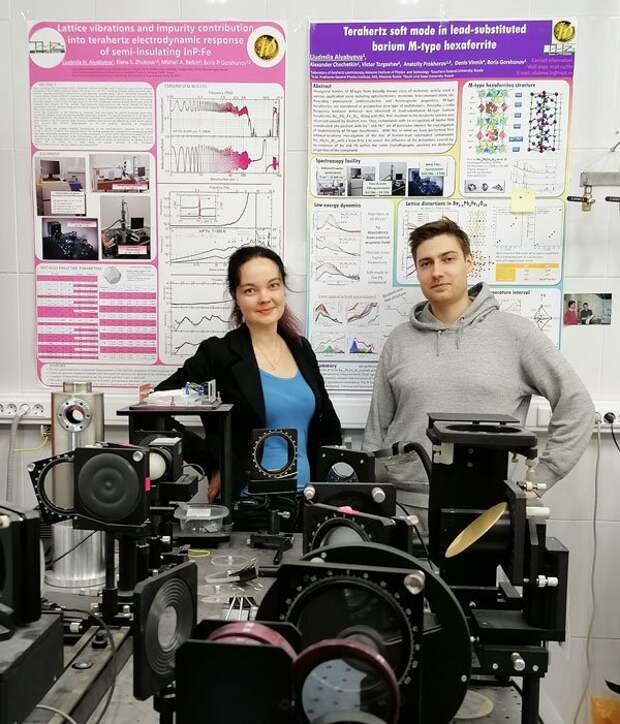 Авторы эксперимента Людмила Алябьева и Евгений Горбачев в лаборатории терагерцовой спектроскопии МФТИ. Источник изображения: МФТИ