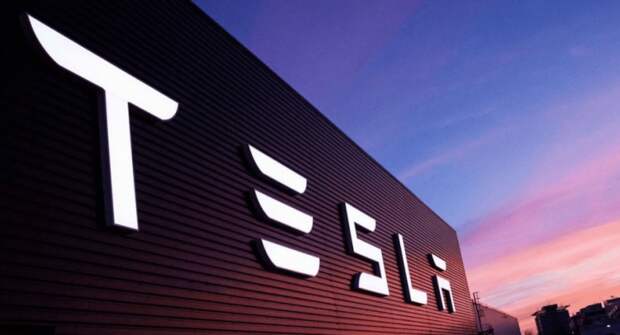 Автопилот фирмы Tesla научили распознавать полицейские машины и «скорую помощь»
