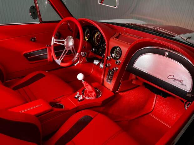 Великолепный рестомод Corvette Stingray 1967 года