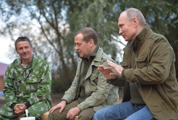 Премьер-министр РФ Дмитрий Медведев и президент РФ Владимир Путин во время отдыха на берегу озера Ильмень