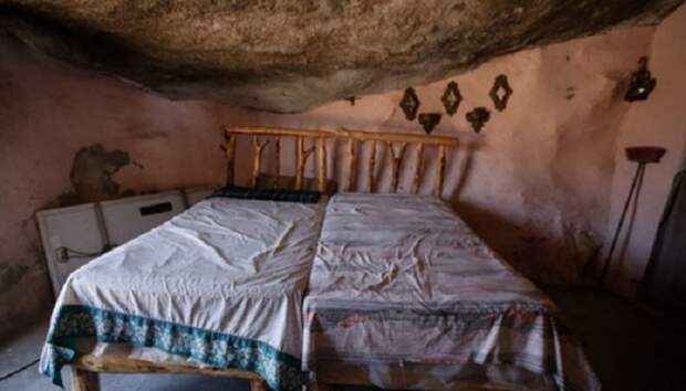 Хозяйская спальня в пещерном доме. | Фото: radarmedia.net.