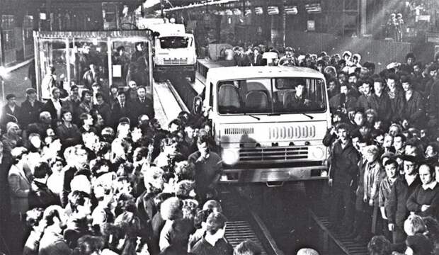 18 октября 1988 года с конвейера Камского автогиганта сошел миллионный грузовик КАМАЗ. Событие отметили скромно — торжественным митингом СССР, автозавод