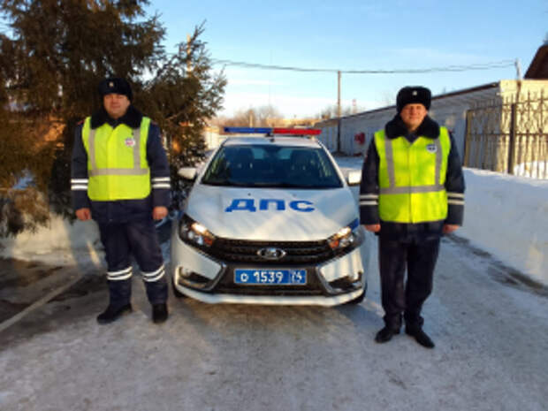 В Челябинской области госавтоинспекторы помогли семье с малолетними детьми, замерзавшей на трассе в сломанном автомобиле