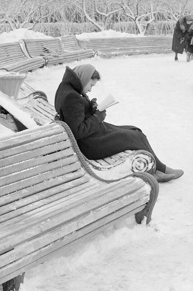 Девушка читает книгу на скамейке, Москва, 1960 год; фото Марио Де Бьязи