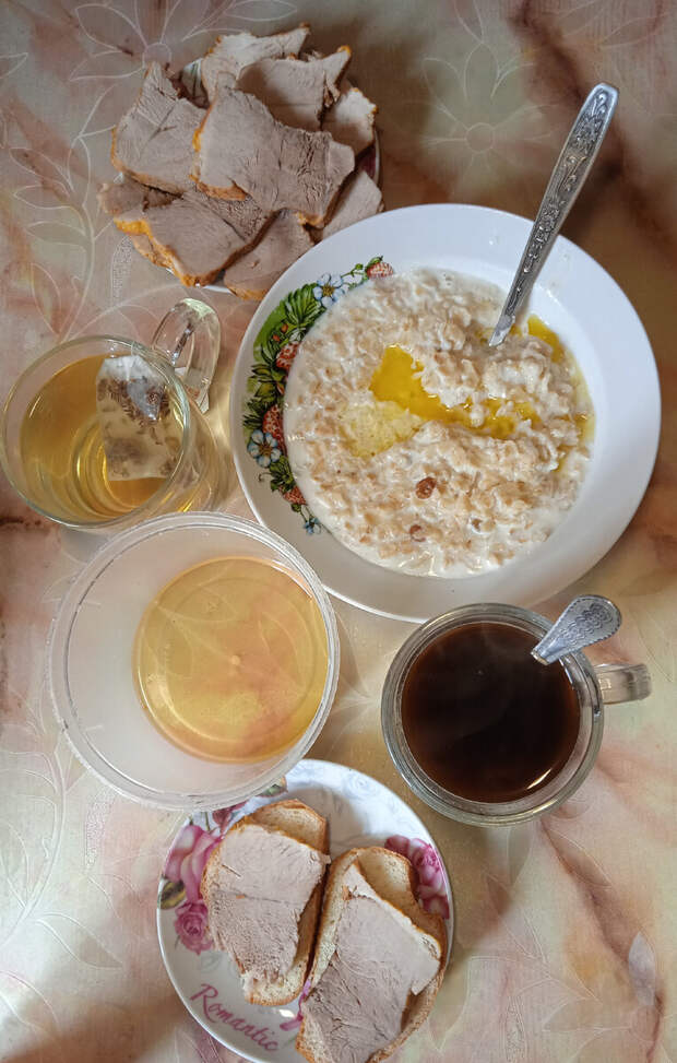 Готовлю мясо на бутерброды без заморочек и быстрый салатик с варёной колбаской.
