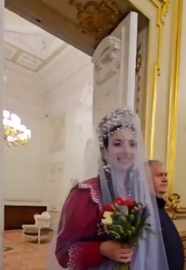 Нарушенные Традиции на Свадьбе в Петербурге В знаменитом петербургском Дворце бракосочетаний №1 произошло неприятное событие, коснувшееся культурных традиций.-3