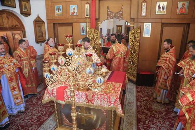 Епископ Серафим совершил Божественную литургию в Георгиевском храме г. Бобруйска.