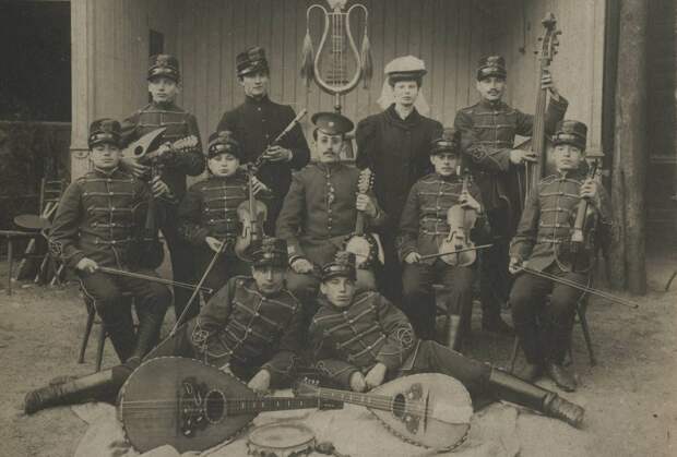 Семен Чернецкий (в центре) Военно-оркестровая служба ВС РФ