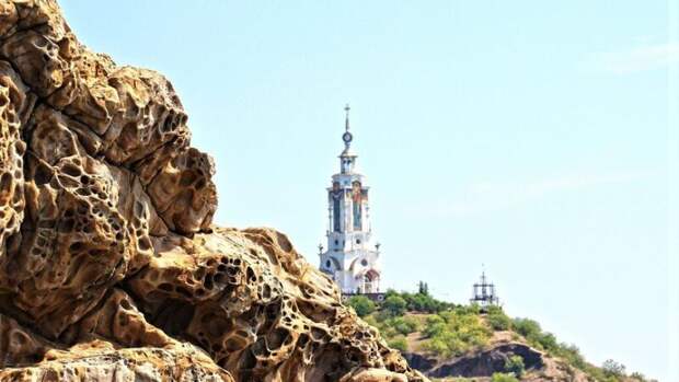 Невероятные «Сырные» скалы — чудо природы на Крымском побережье