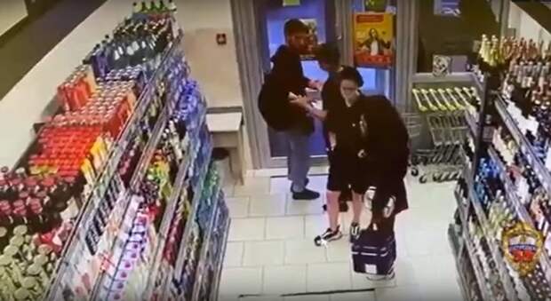 Мигранты вынесли из супермаркета на Енисейской зубную пасту и дезодорант