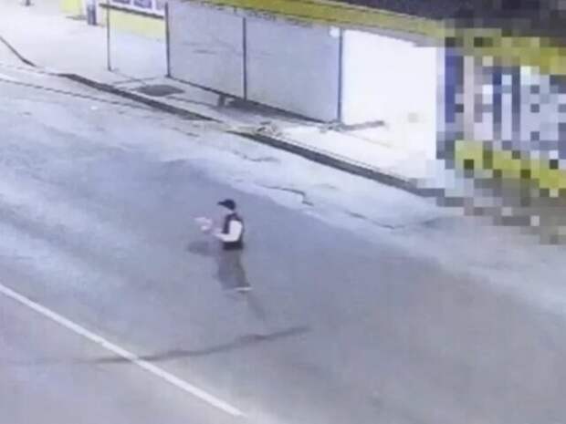 Мужчина украл букеты цветов и раздал их прохожим в Нижнем Новгороде