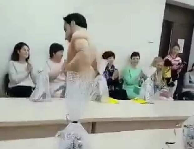 В Тверской области уволили чиновника, который организовал мужской стриптиз на 8 марта