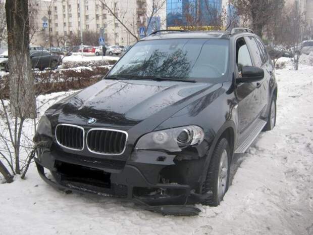 В Белгороде BMW вылетел на тротуар и сбил двух человек bmw, авария, авто, авто авария, видео, дтп, пешеход, пешехода сбили