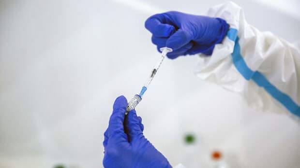 Россиянам объяснили, когда лучше всего вакцинироваться от COVID 