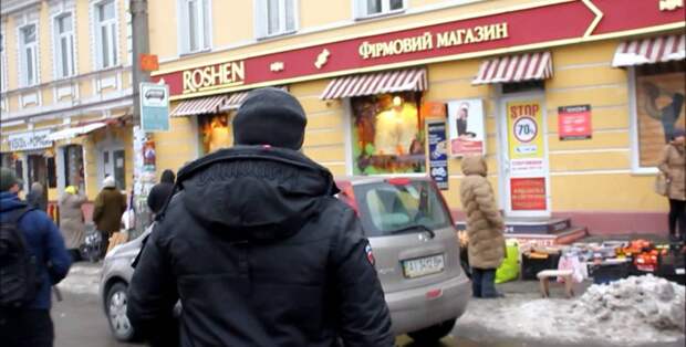 Магазин Roshen в Киеве забросали тортами. ВИДЕО