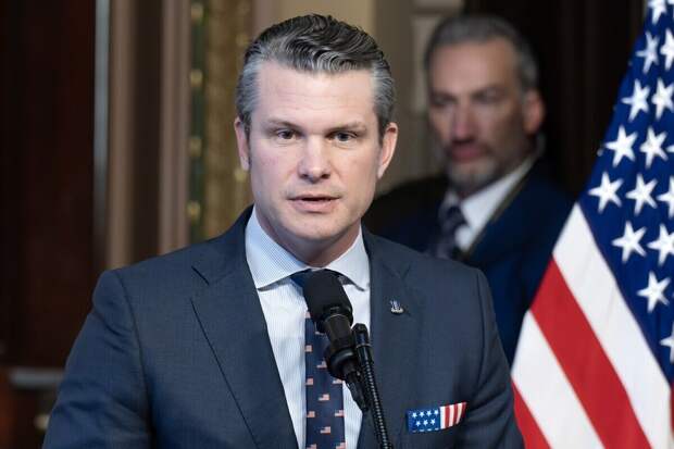 Министр войны США осудил отправку на Украину американского вооружения