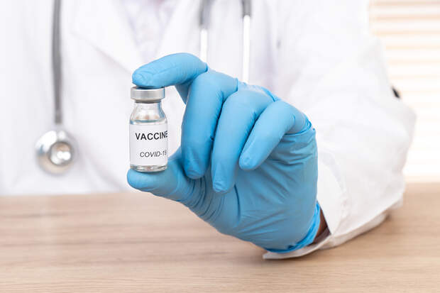 Жители Украины потребовали привить их российской вакциной от COVID-19