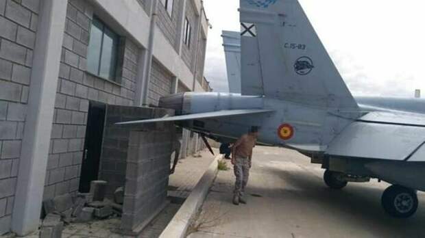 Припарковали самолёт... Припарковали самолёт... возмездие, кара, парковка, прикол, юмор