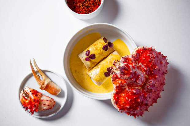 Блины с мясом камчатского краба, крабовым муссом и «икрой» из краба