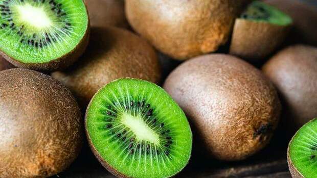 Врач назвал неожиданную причину есть киви с кожурой