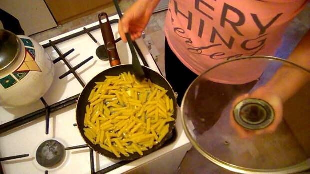 Варим спагетти или макароны в сковороде. \ Фото: youtube.com.