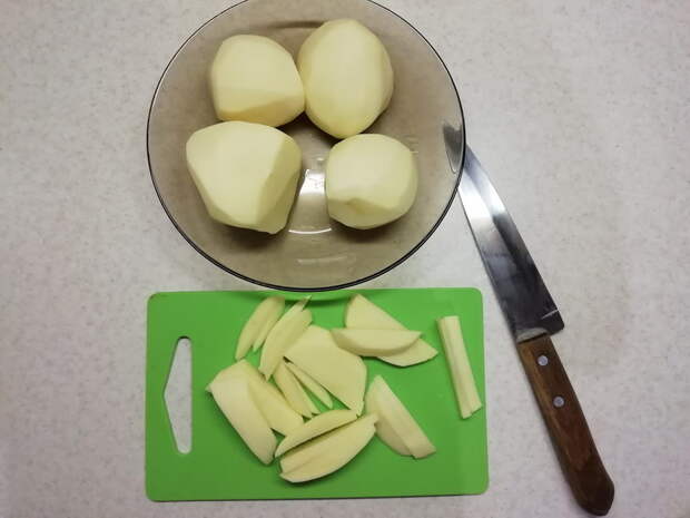 Нарезать картофель брусочками
