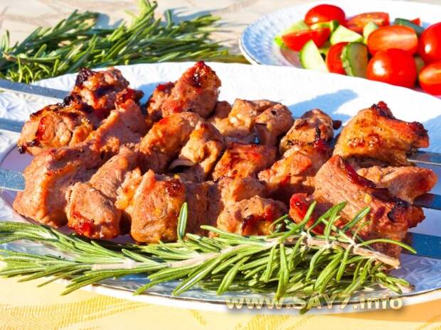 Шашлык из свинины, маринованной в помидорах, розмарине и луке
