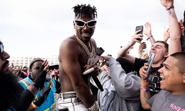 antonio brown in crowd performing at rolling loud