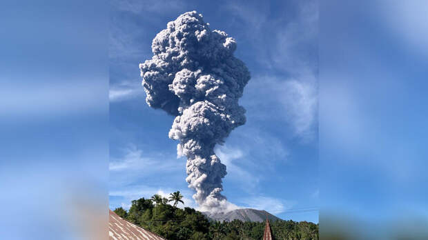 Индонезийский вулкан Ибу выбросил пепел на высоту 5 километров