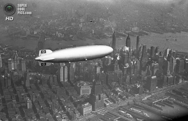 США. Нью-Йорк. 8 августа 1936 года. Немецкий дирижабль «Гинденбург» проплывает над Манхэттеном. (AP Photo)