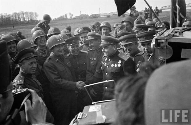 Встреча на Эльбе, советский генерал-майор В.В. Русаков и командир американской армии Эмиль Райнхард.jpeg