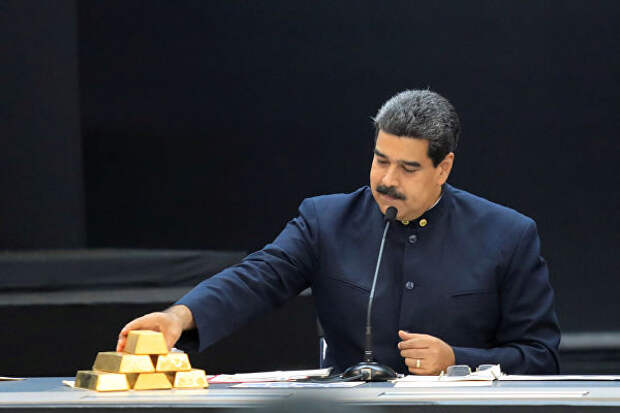 Президент Венесуэлы Николас Мадуро держит золотые слитки  во Дворце Мирафлорес в Каракасе 