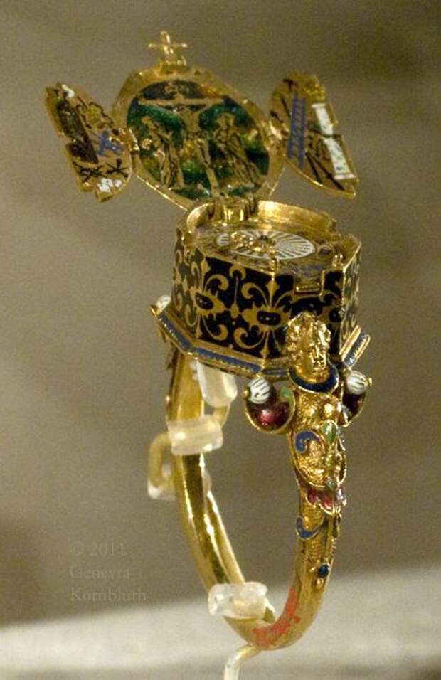 WatchRing akob Weiss, ring with watch and Crucifixion triptych with instruments of the Passion, gold and enamel, c.1585