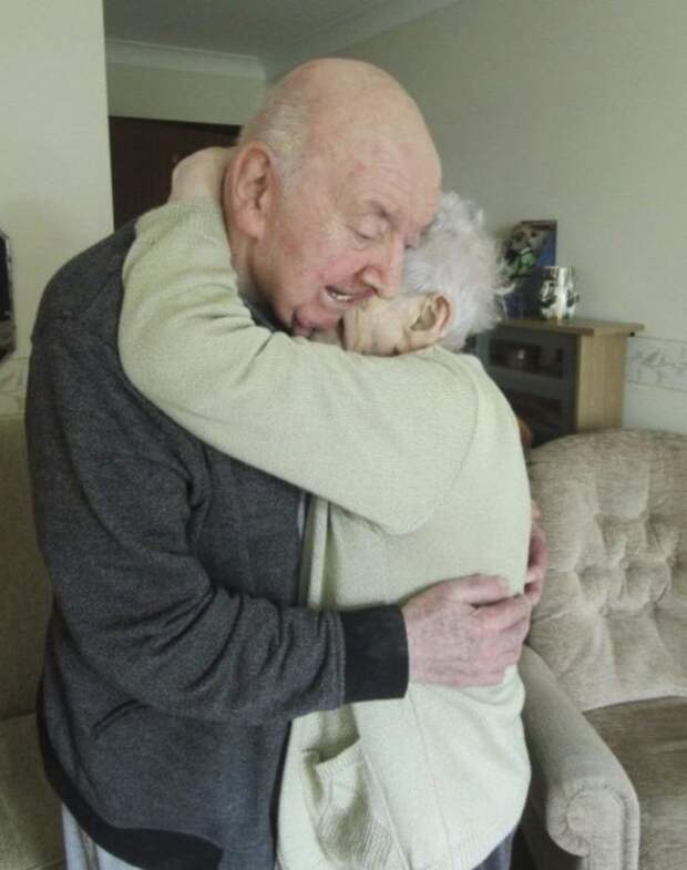 98-летняя мать перебралась в дом для престарелых, чтобы ухаживать за своим 80-летним сыном Великобритания, Англия, дом престарелых, мать и дитя, Мама, сын, старость, забота, длиннопост