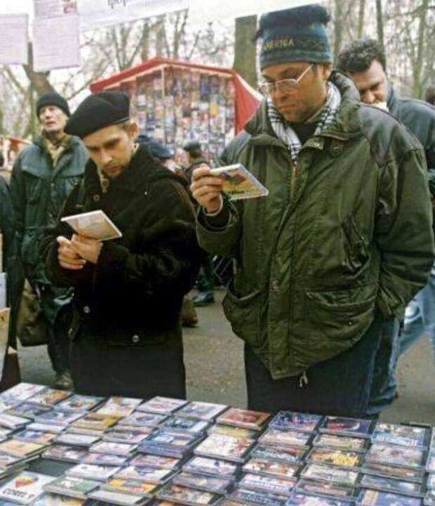 8. Покупка "почти лицензионных" дисков на "Горбушке". Москва, 1999 год 8. Покупка "почти лицензионных" дисков на "Горбушке". Москва, 1999 год